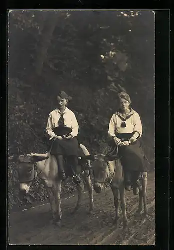 Foto-AK Eisenach, Zwei junge Damen beim Eselsritt zur Wartburg, 1920
