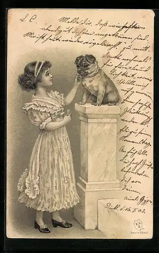 Präge-Lithographie Mädchen im Rüschenkleid streichelt einen Hund auf einer Stele