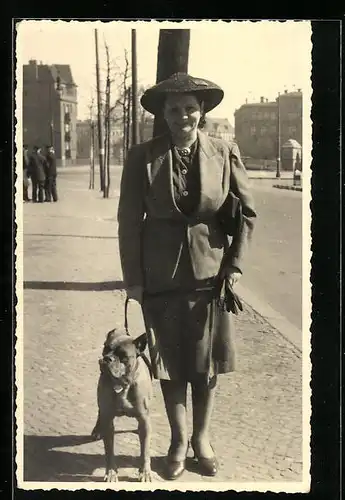 Foto-AK Dame mit Boxer beim Spaziergang auf der Strasse