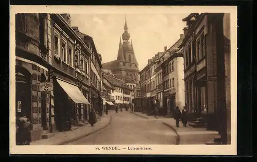AK St. Wendel, Luisenstrasse mit Passanten und Kirche
