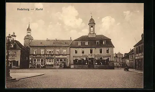 AK Radeburg, Markt mit Gasthaus zum Ratskeller