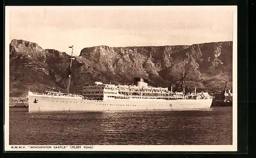 AK Passagierschiff RMMV Winchester Castle vor einer Felsenküste