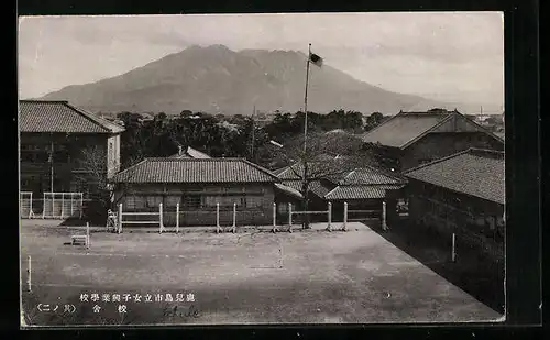 AK Kagoshima, Hof mit Schulgebäuden und Nationalflagge