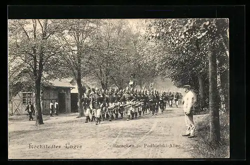 AK Lockstedter Lager, Baracken mit Militärparade in der Podbielski-Allee