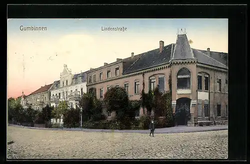 AK Gumbinnen, Häuserreihe in der Lindenstrasse