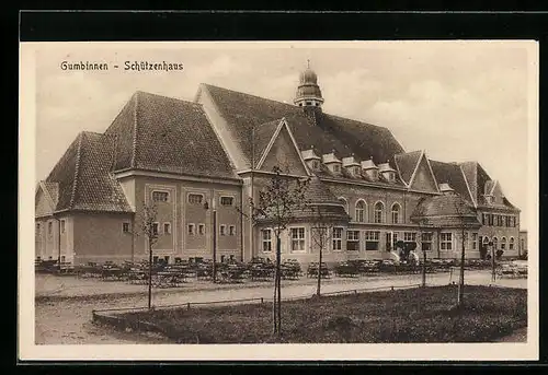 AK Gumbinnen, Gasthof Schützenhaus, Gebäude mit Tischen und Anlagen