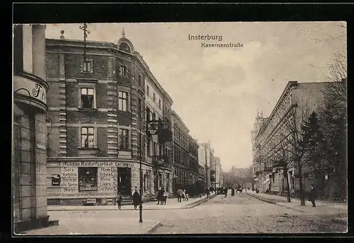 AK Insterburg, Kasernenstrasse mit Passanten und abzweigender Strasse