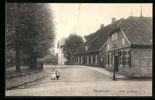 AK Neumünster, Ortspartie Strasse hinter der Kirche