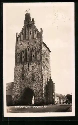 AK Lychen, Strassenpartie mit Stargarder Tor und Storchennest