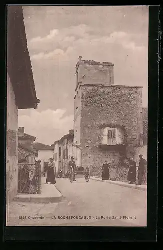 AK La Rochefoucault, La Porte Saint-Florent