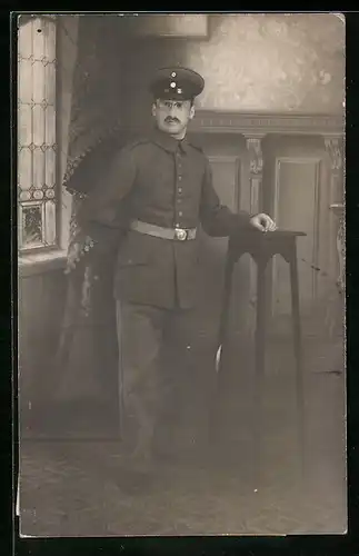 Foto-AK Soldat in Uniform mit Schirmmütze