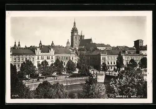 AK Hradec Kralove, Ortsansicht mit Kirche und Legiobanka