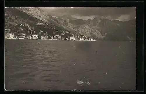 Foto-AK Perasto, Teilansicht vom Wasser aus