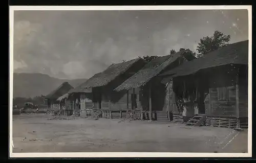 AK Sumatra, Holzhäuser mit Strohdächern