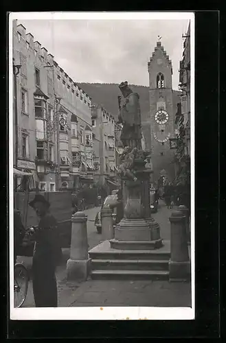 AK Sterzing, Strassenpartie mit Denkmal und Uhrturm