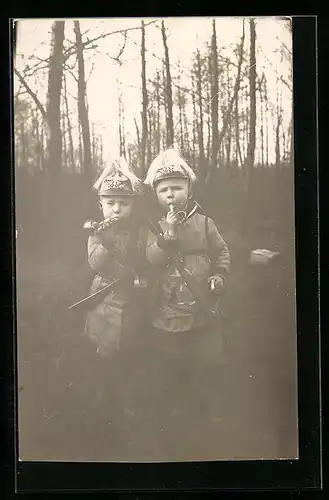 Foto-AK Knaben in Uniform mit kleinen Hörnern
