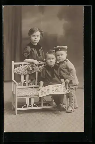 Foto-AK Steppke in Uniform mit seinen Schwestern