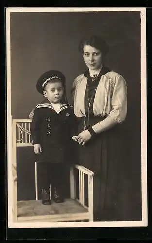 Foto-AK Knabe im Matrosenanzug mit Mützenband Unterseeboot nebst Mutter