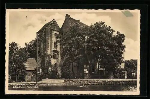 AK Freyenstein /Ostprignitz, Schlosshotel Freyenstein, vom Wasser aus gesehen