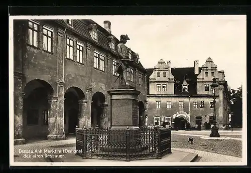 AK Dessau, Markt mit Denkmal des alten Dessauer
