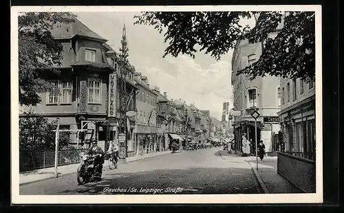 AK Glauchau /Sa., Leipziger Strasse mit Motorrad