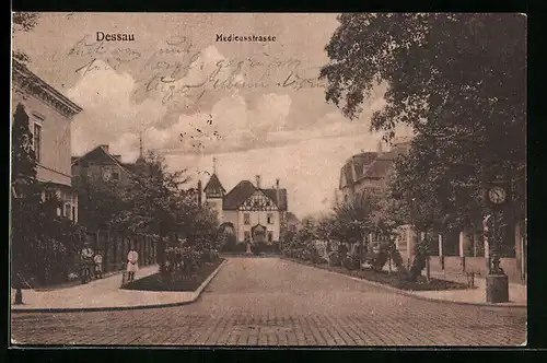 AK Dessau, Medieusstrasse mit Anlagen und Villen