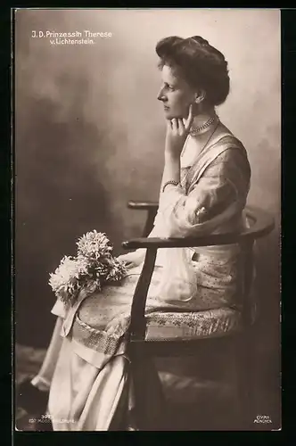 AK Prinzessin Therese von Lichtenstein sitzt auf einem Stuhl mit Blumen