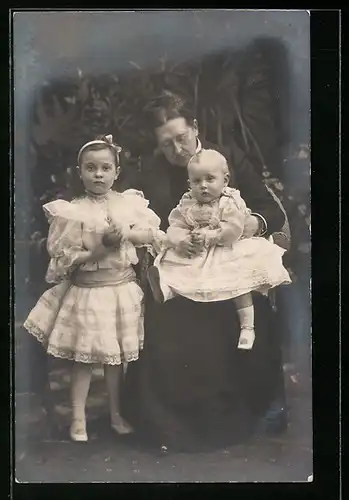 AK Gräfin von Rhena mit Enkelkindern