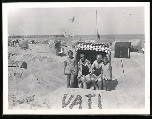 Fotografie Bademode, Familie in Badebekleidung mit Strandkorb an der Ostsee 1932