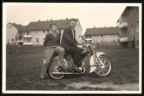 Fotografie Motorrad, Burschen auf LKrad sitzend