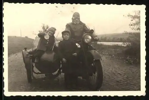 Fotografie Motorrad mit Seitenwagen, Familie mit Krad-Gespann während einer Ausfahrt
