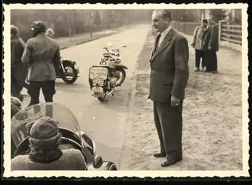 Fotografie Motorradclub-Treffen, Motorrad mit Schild: Schlusskrad MC Nord in Berlin