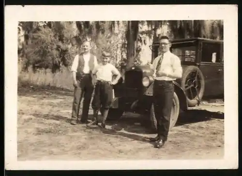 Fotografie Auto, Männer & Bursche vor PKW stehend