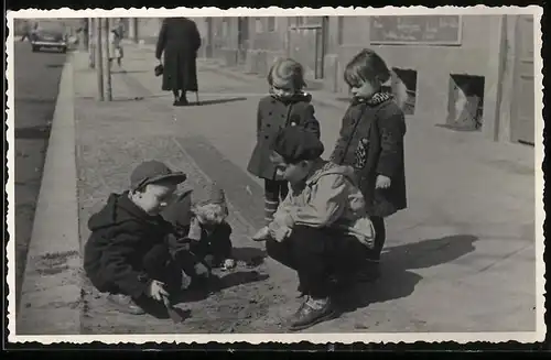Fotografie Berliner Arbeiterkinder spielen auf dem Bürgersteig