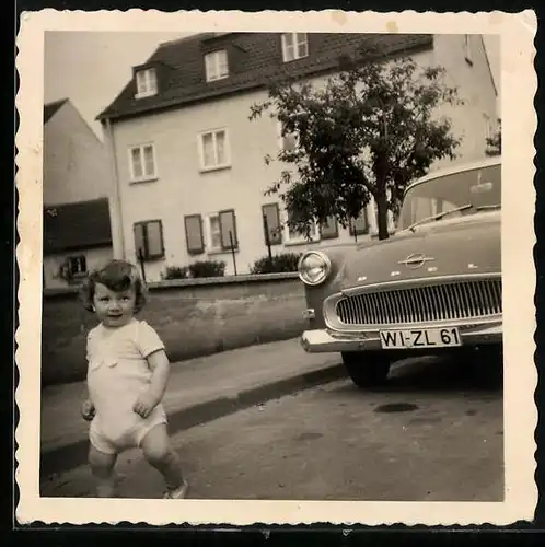 Fotografie Auto Opel, Baby vor PKW mit Kennzeichen Wiesbaden 1961