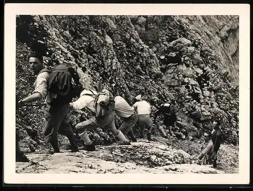 Fotografie Bergsteiger, Seilschaft arbeitet sich einen Hang empor