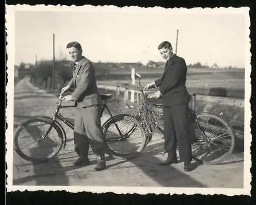 Fotografie Burschen mit Fahrrad, Velo, Bicycle bei Breest 1933