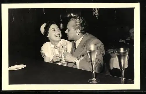 Fotografie H. Wenzke, Fürth, Silvesterfeier, Paar stösst mit Sekt an