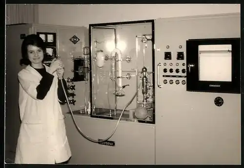 Fotografie hübsche junge Laborantin bei der Durchführung eines chemischen Versuchs