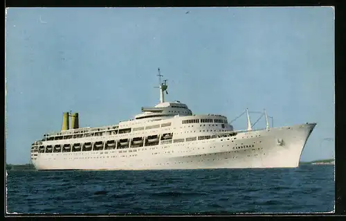 AK Passagierschiff S. S. Canberra vor der Küste