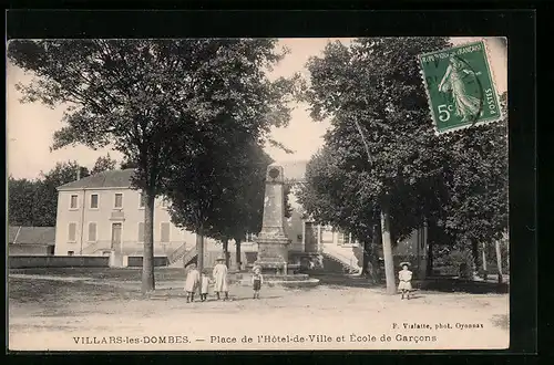 AK Villars-les-Dombes, Place de l`Hotel-de-Ville et Ecole de Garcons