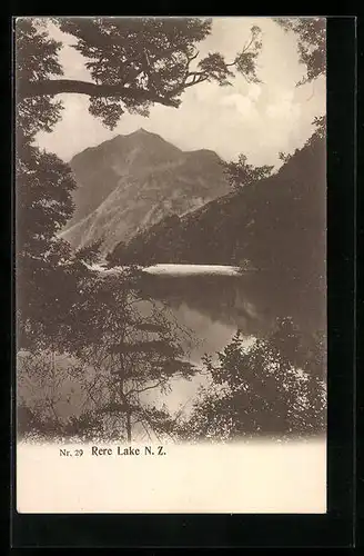 AK Rere Lake, Blick auf See und Berg
