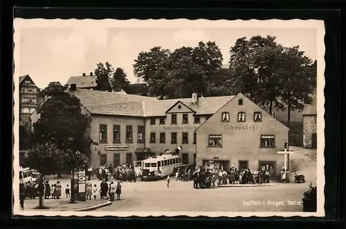 AK Seiffen /Erzgeb., Ortspartie am Gasthof Erbgericht Buntes Haus mit Touristenbus