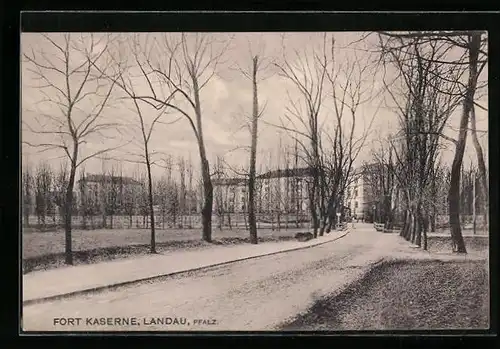 AK Landau /Pf., Fort Kaserne, von der Zufahrtstrasse gesehen