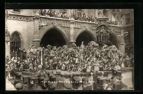 Foto-AK München, Marienplatz, Metzgersprung am Fischerbrunnen, 1928