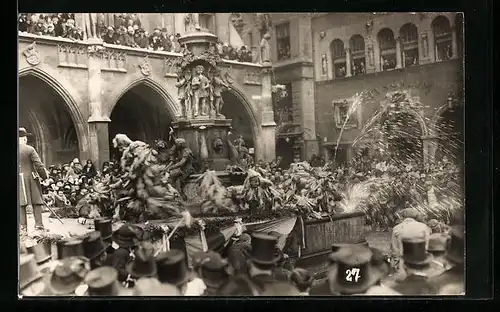 Foto-AK München, Marienplatz, Metzgersprung am Fischerbrunnen im Jahr 1928