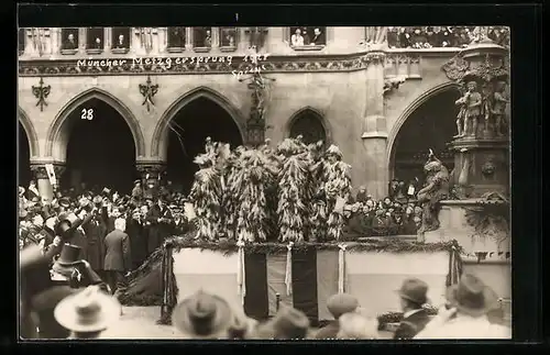 Foto-AK München, Marienplatz, Veranstaltung Metzgersprung am Fischerbrunnen, 1928