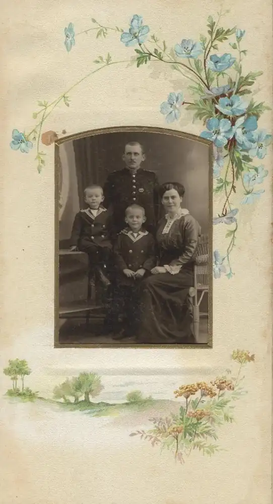 Fotoalbum mit 39 Fotografien Polizei Mylau i. V., 25 jähr. Dienstjubiläum, Wachtmeister, Uniform, Orden, EK, Pickelhaube 18