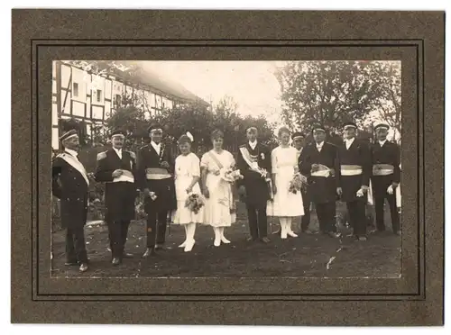 Fotografie unbekannter Fotograf und Ort, Hochzeit eines Soldaten mit Ringkragen und Orden nebst seiner Braut, Trauzeugen