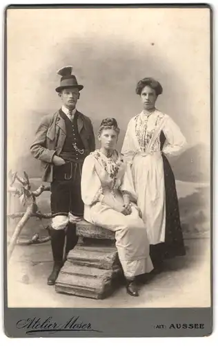 Fotografie Michael Moser, Aussee, Portrait junger Herr mit zwei Damen in Trachtenkleidern posieren im Atelier